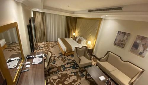 Queen Suite with Spa Bath