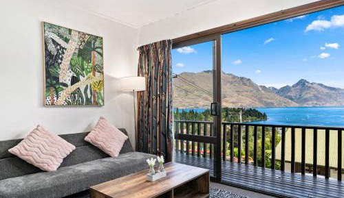 Apartment with Mountain View