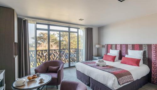 Double Room with Balcony and Lateral Sea View