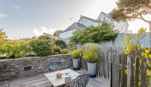 Apartment with Garden View and Partial Sea View