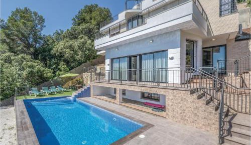 Four-Bedroom Holiday Home