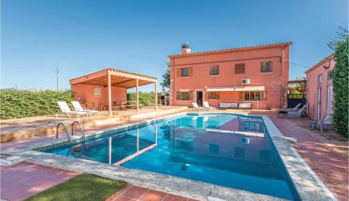 Eight-Bedroom Holiday Home