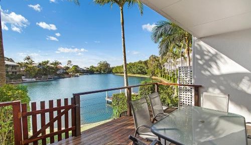 Family Three-Bedroom Villa with River View