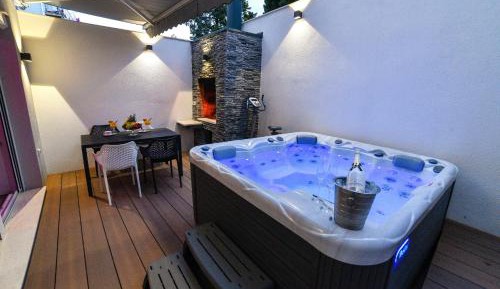 One-Bedroom Apartment with Hot Tub