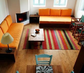 Split-Level One-Bedroom Apartment with Fireplace