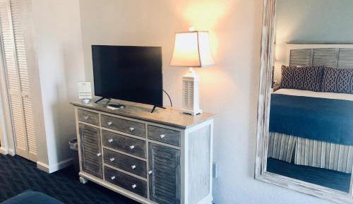 Queen Room with Balcony - Second Floor