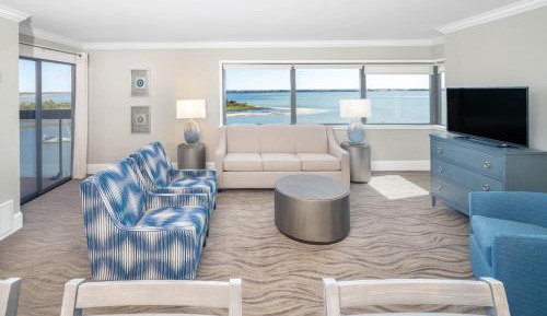 1 King Bed Suite (Water View)