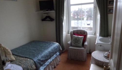 Single Room with Private External Showeroom