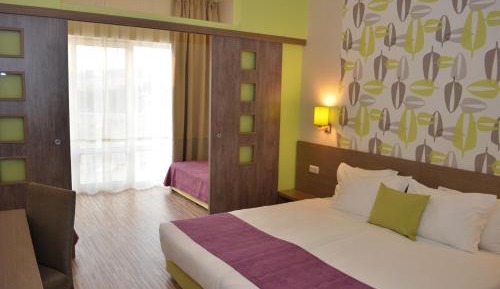 One-Bedroom Suite with Sliding Door and Balcony