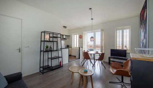 Deluxe One-Bedroom Apartment with Balcony and Sea View
