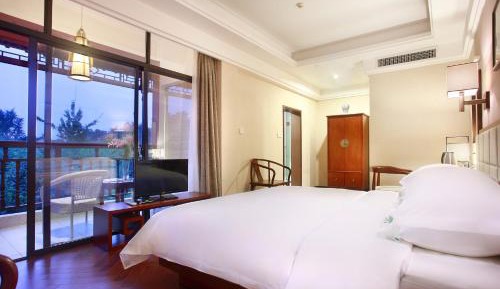 Deluxe Queen Room with Garden View