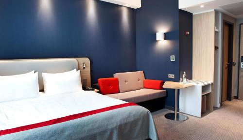 Standard Queen Room with Single Sofa Bed