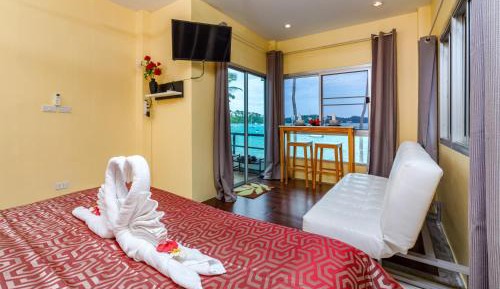 Beachfront Two-Bedroom Apartment with Jacuzzi