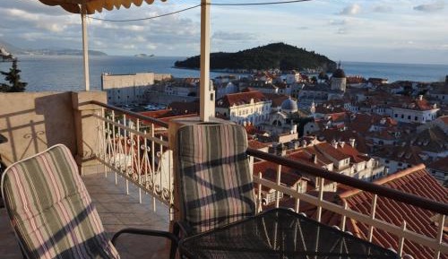 Two-Bedroom Apartment Balcony and Sea View - Peline 13
