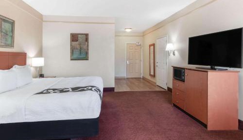 King Room with Bath Tub - Mobility Accessible/Non-Smoking
