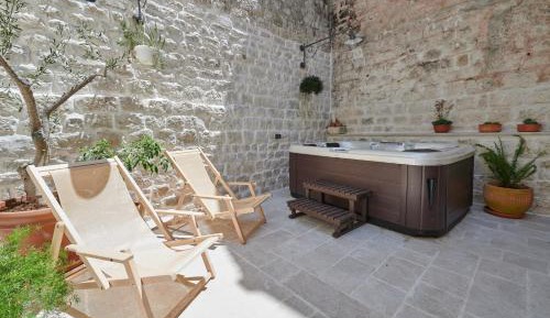 Deluxe Apartment with jacuzzi