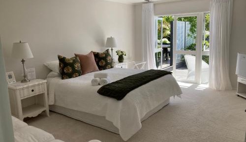 Large Double Room with Private Bathroom