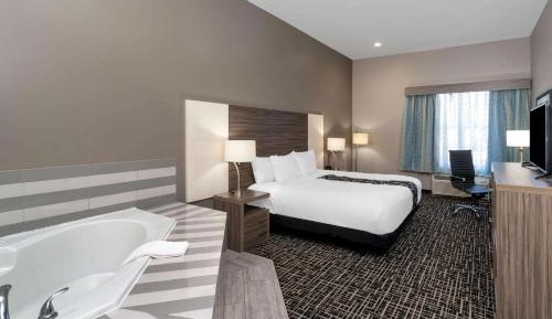 King Room with Hot Tub - Non-Smoking