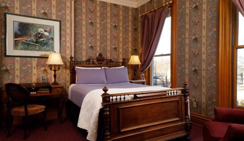 Deluxe Queen Room