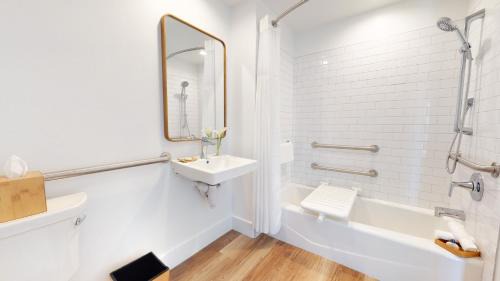 Oceanfront King Suite ADA