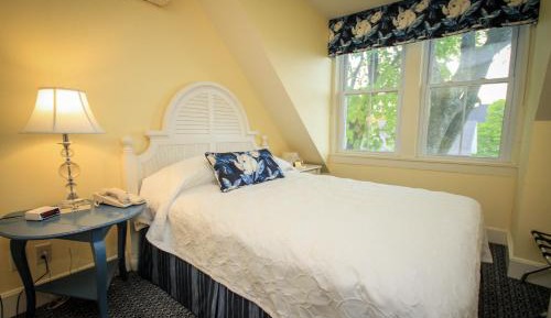 Queen Cottage Room