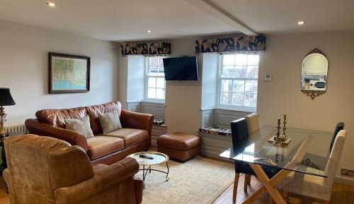 Earl of Feversham luxury one bed apartment (parking available)