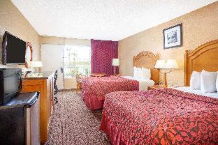 King Room with Roll-In Shower - Mobility/Hearing Accessible - Non-Smoking