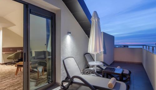 One-Bedroom Queen Suite with Sea View