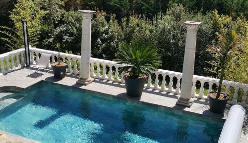 Apartment with Pool View 