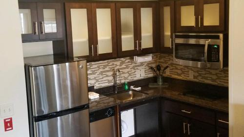 One Bedroom Queen Suite - Non-Smoking