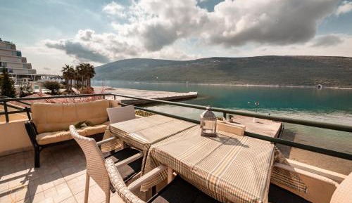 Two-Bedroom Apartment with Sea View Balcony and Sofa Bed (7 Adults) 
