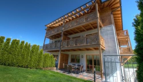 Luxury Two-Bedroom Apartment with Garden