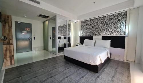 Annex Deluxe Queen Room (nonsmoking room) 
