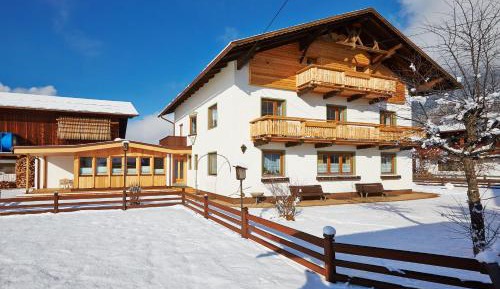 Deluxe Three-Bedroom Apartment with Balcony