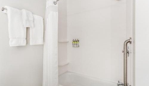 Suite - Hearing Accessible - Non-Smoking
