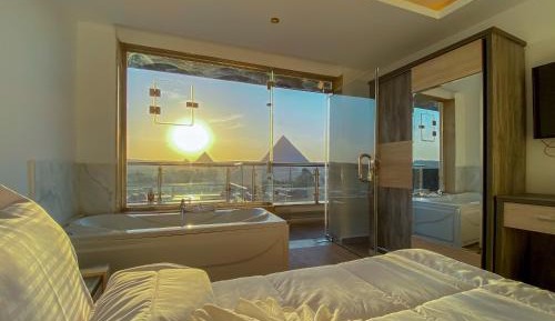 Delluxe King Suite with Jacuzzi