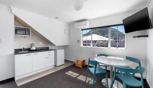 Queen Suite with courtyard and mountain view 