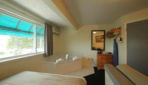 Queen Room with Spa Bath with Partial Sea View