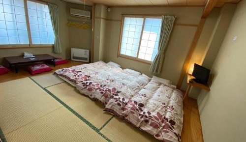 Japanese-Style Triple Room with Private Toilet and Shared Bathroom