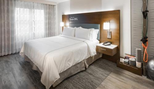 Standard King Room with Roll-in Shower - Mobility Accessible