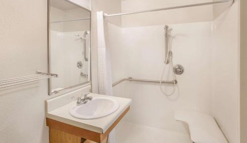 Queen Room - Accessible/Non-Smoking