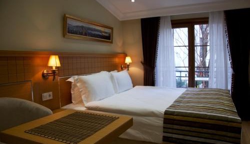Deluxe Suite with Balcony