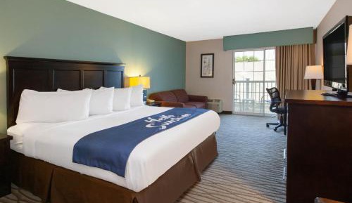 Deluxe King Room with Sofa Bed - Non-Smoking