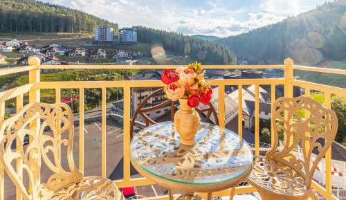 Apartment with Mountain View