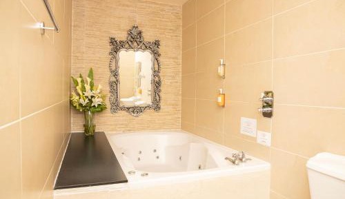 Luxury Suite with Bath (4 adults)