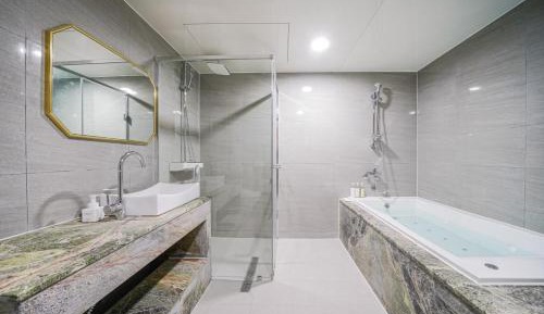 Queen Suite
