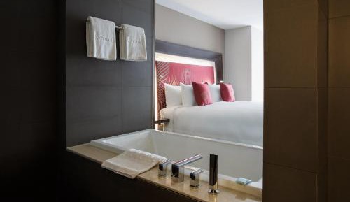Executive Luxury Suite with Bathtub