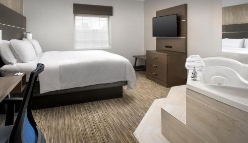 Queen Suite with Whirlpool - Non- Smoking