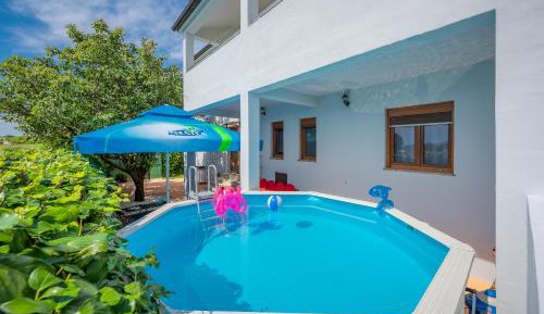 Apartment with Pool View 