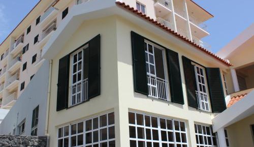 One-Bedroom Apartment with Sea View
